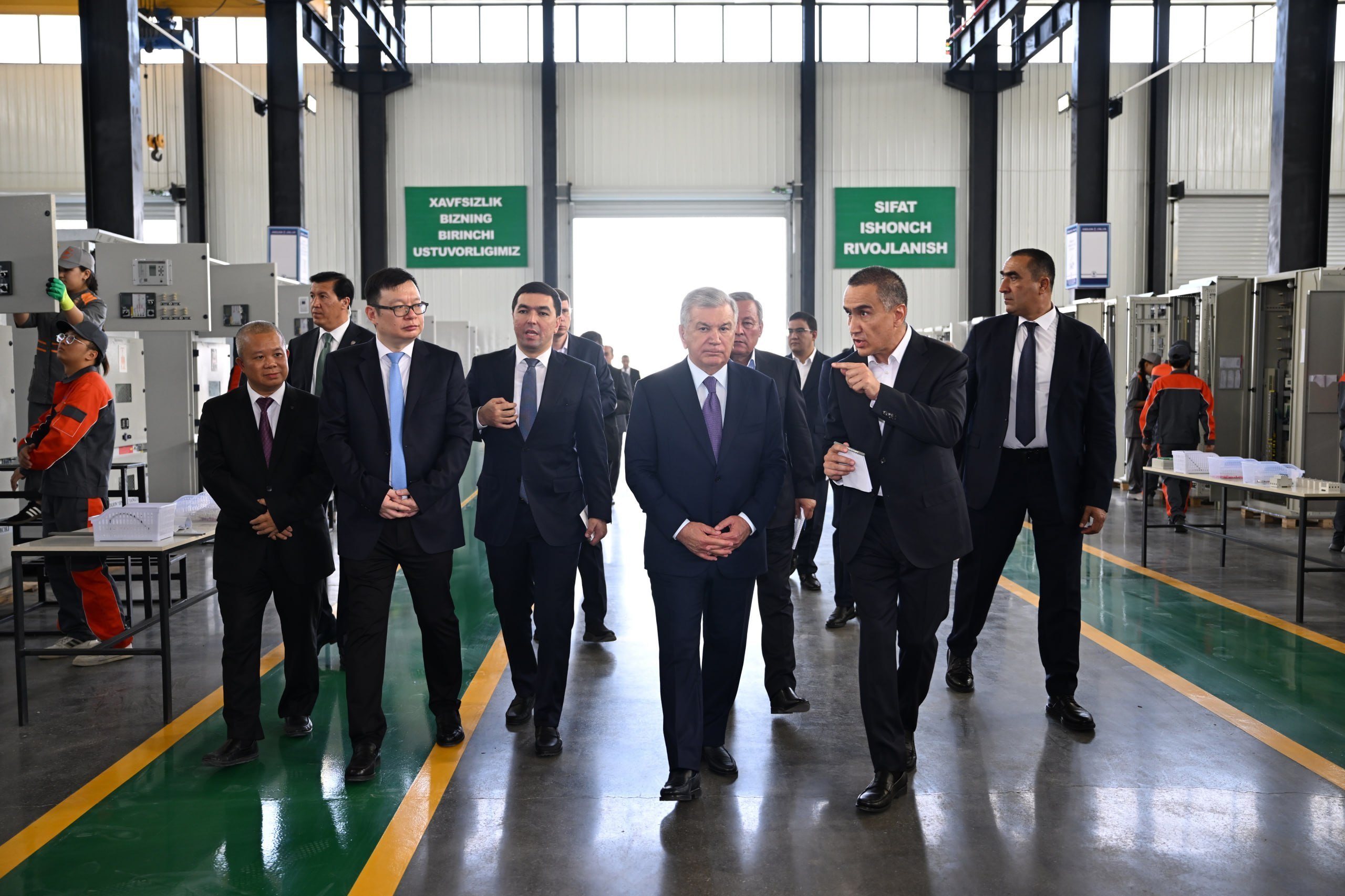 Prezident kichik GESlar uchun uskunalar ishlab chiqaruvchi korxonani borib koʻrdi
