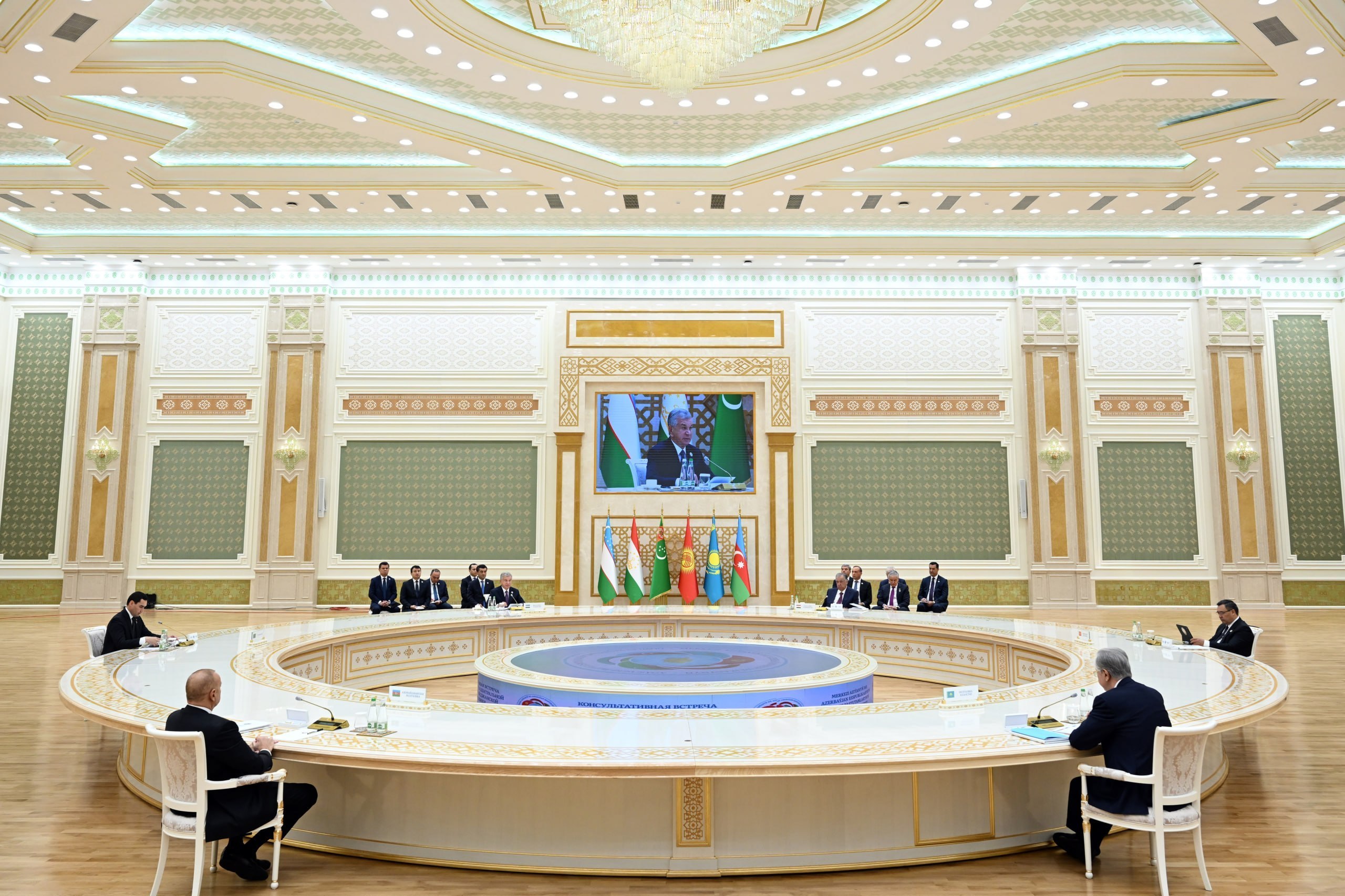 Шавкат Мирзиёев Туркманистондаги маслаҳат учрашувида қатор ташаббусларни илгари сурди