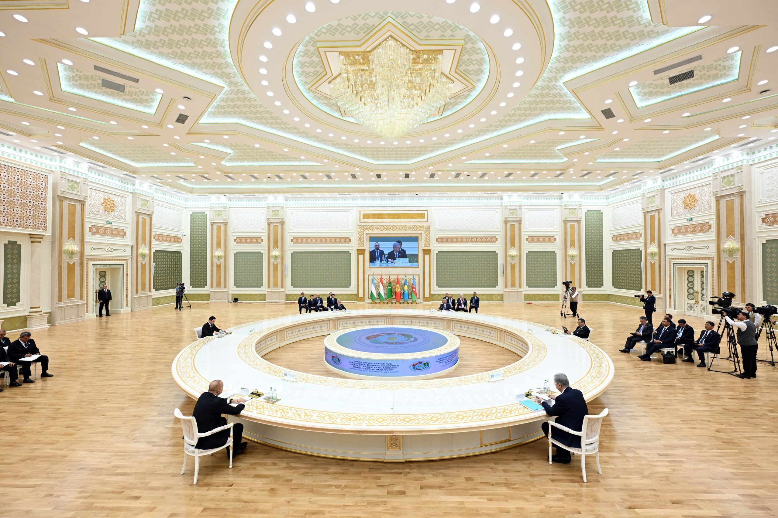 Шавкат Мирзиёев Туркманистондаги маслаҳат учрашувида қатор ташаббусларни илгари сурди