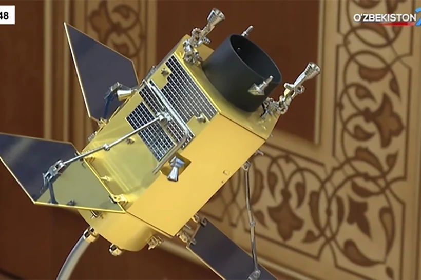 Биринчи ўзбек сунъий йўлдошининг макетлари намойиш этилди