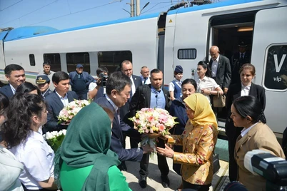 Singapur prezidenti poyezdda Samarqandga bordi