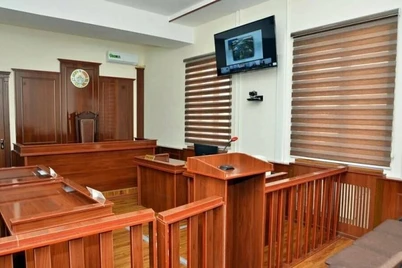 Ikki yilga qamalgan IIB sobiq tezkor vakili sud zalidan ozod etildi