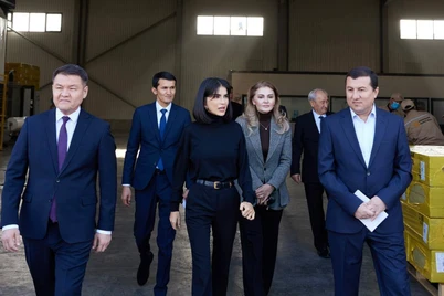 Саида Мирзиёева базалтдан иссиқлик сақловчи минерал плиталар ишлаб чиқарадиган заводга борди