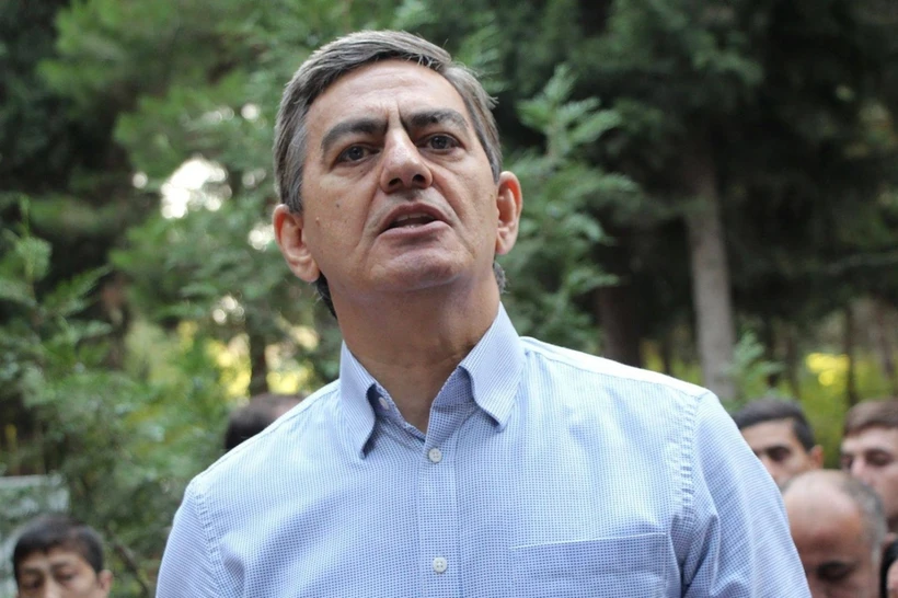 Озарбайжонда мухолифат етакчиси қамоққа олинди