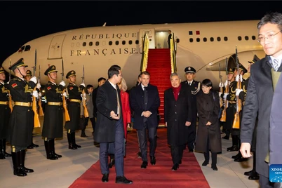 "Ёлғиз европалик": Эммануэл Макрон Хитойга борди