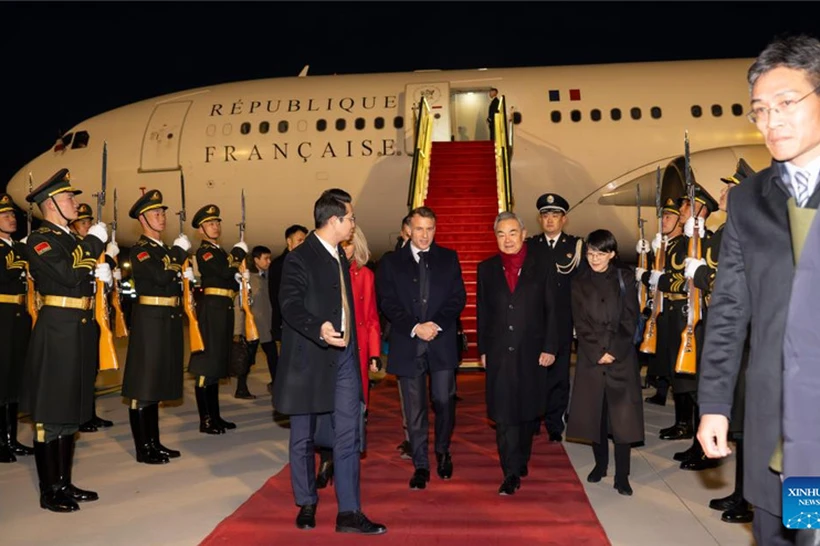 "Ёлғиз европалик": Эммануэл Макрон Хитойга борди