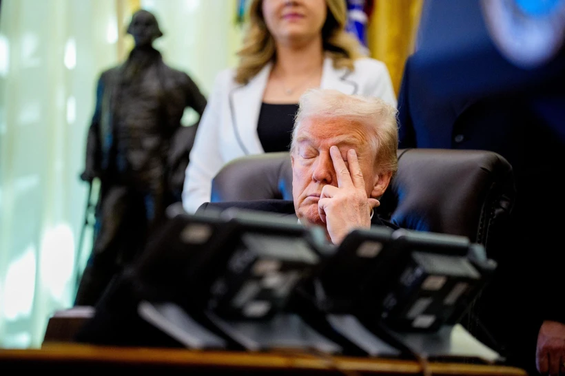 Трамп тинчлик келишуви имзоланиши вақтида ухлаб қолди