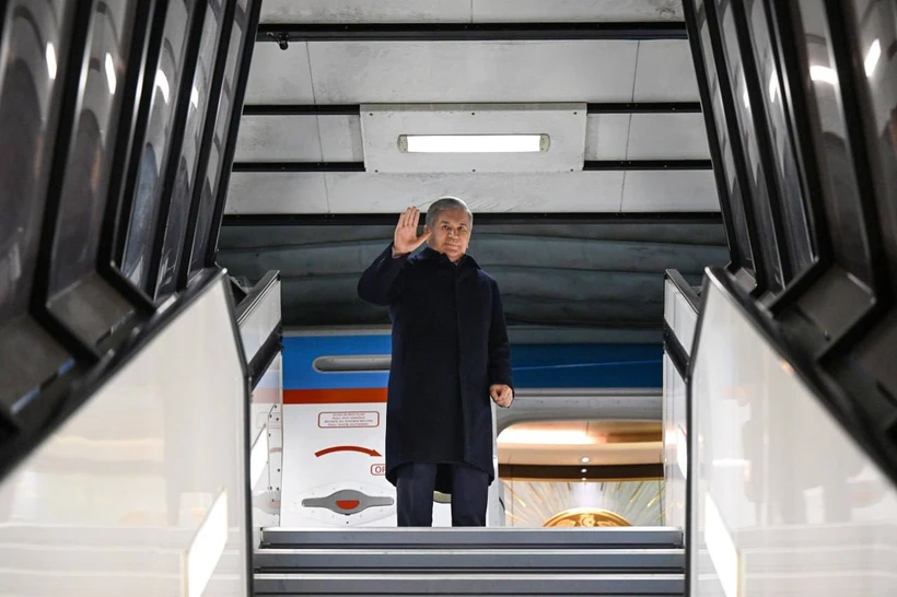 Шавкат Мирзиёев Япониядан Россияга йўл олди