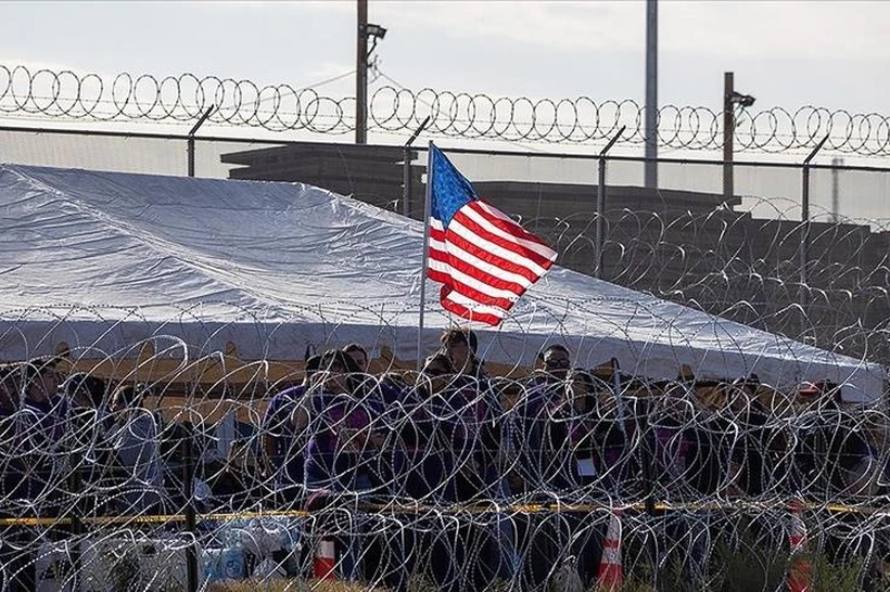 АҚШ ноқонуний муҳожирларга 3 минг доллардан беради