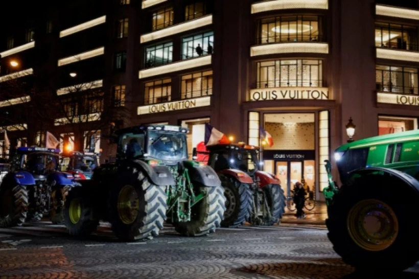 Париж кўчаларида юзлаб тракторлар намойишга чиқди