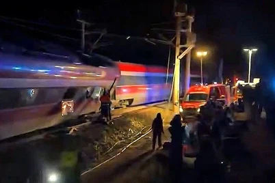 Испанияда поезд релсдан чиқиб кетди: 21 киши ҳалок бўлган