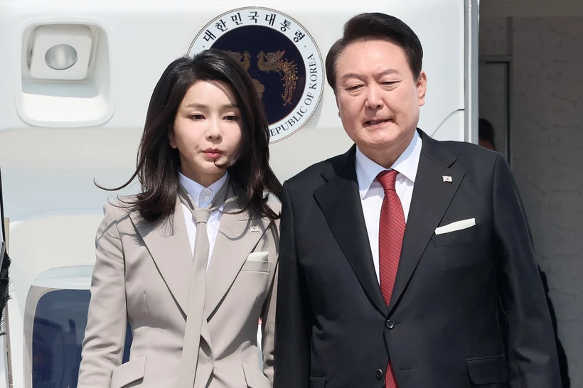 Жанубий Корея собиқ биринчи хоними 20 ойлик қамоққа ҳукм этилди