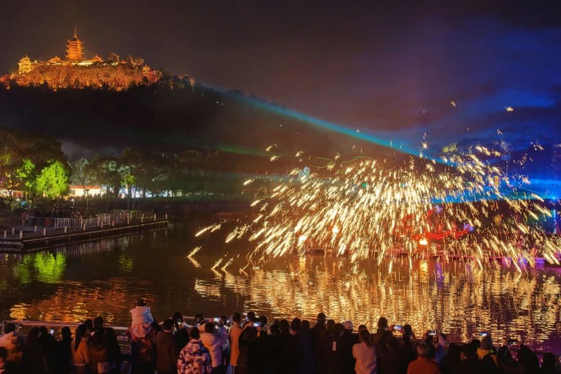 Хитой Янги йилида фожиа: мушаклар дўконидаги портлашда 8 киши ҳалок бўлди