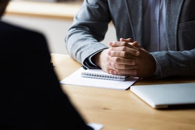 Давлат хизматчиларининг ўзлари назорат қилган компанияларга ўтишига чекловлар қўйилади