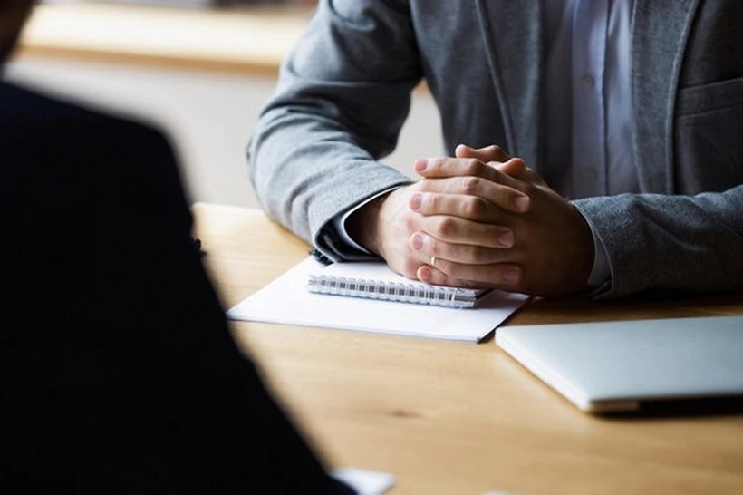 Давлат хизматчиларининг ўзлари назорат қилган компанияларга ўтишига чекловлар қўйилади