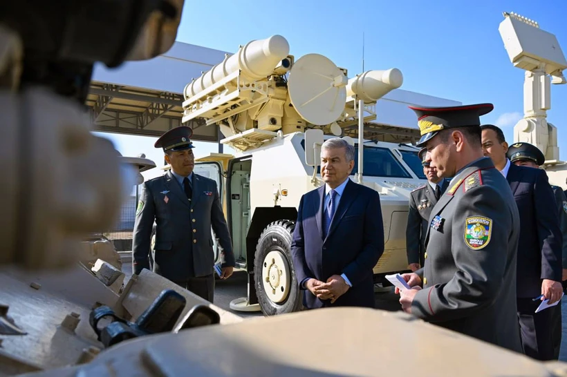 Шавкат Мирзиёев Сурхондарёдаги ҳарбий қисмга борди