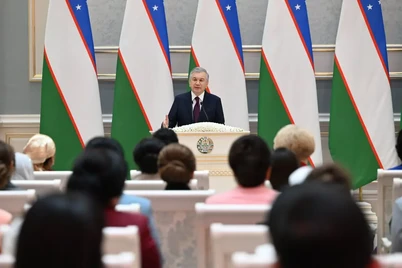 Президент байрам муносабати билан бир гуруҳ аёлларни мукофотлади