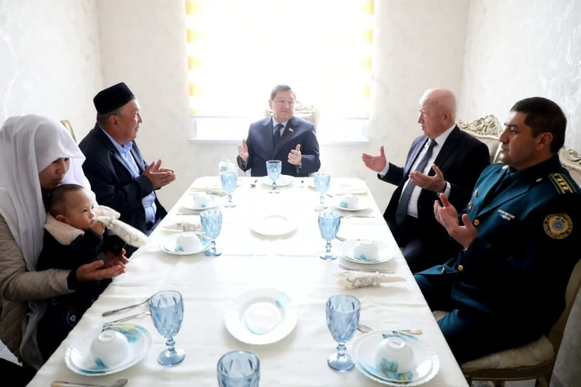 Ҳосилбек Эшназаровнинг оиласига уч хоналик уй берилди