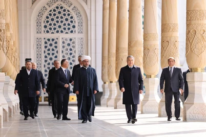 Шавкат Мирзиёев қайтадан бунёд этилган Имом Бухорий мажмуасига борди