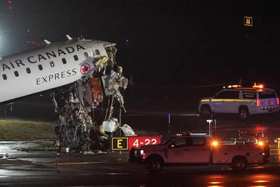 Nyu-York aeroportida samolyot oʻt oʻchirish mashinasi bilan toʻqnashdi