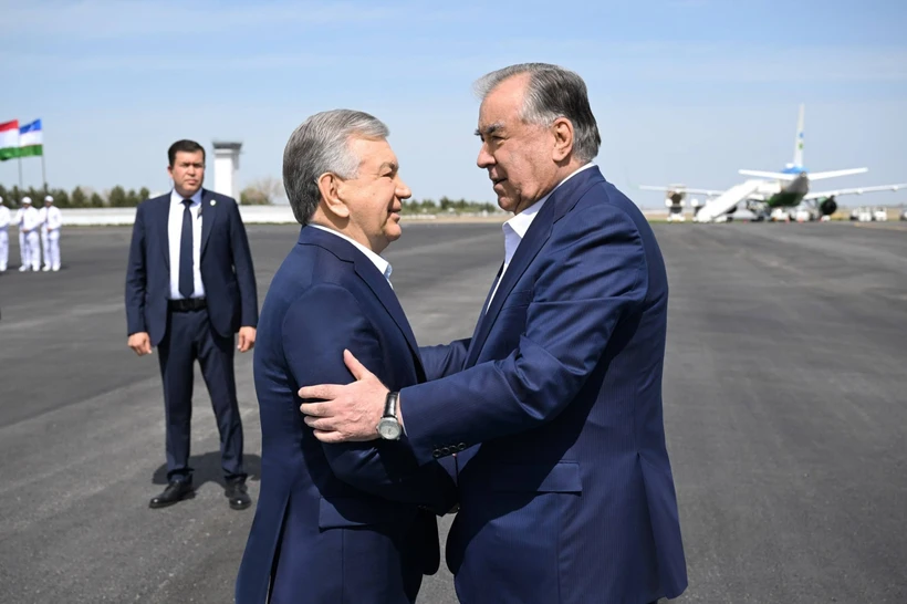 Шавкат Мирзиёев Бухорода Имомали Раҳмонни кутиб олди