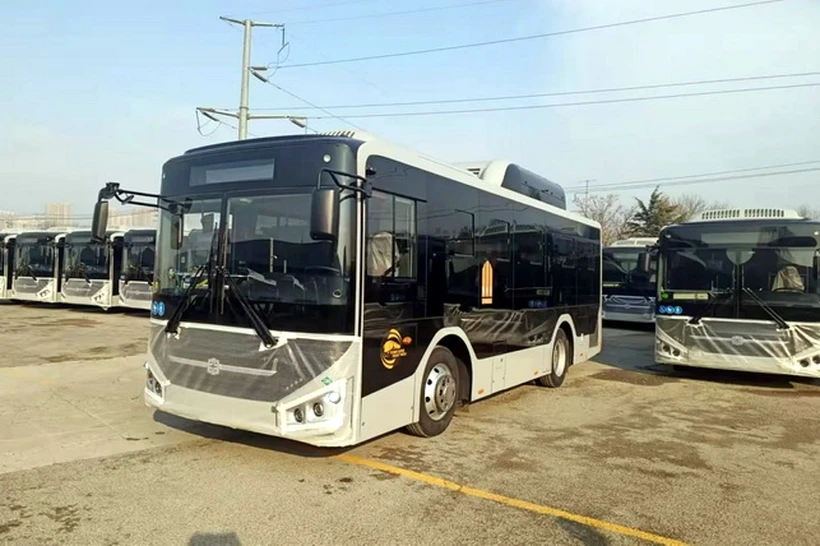 Jizzaxda jamoat transportiga haq toʻlashda naqd puldan voz kechildi