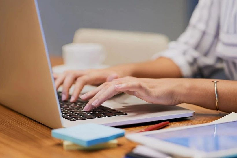 Ишдаги ишқ: Ўзбекистонда ҳар иккинчи киши ҳамкасбини ёқтириб қолади