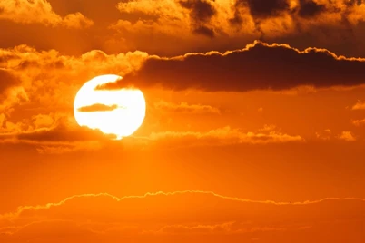 Қуёшда икки йирик чақнаш юз берди