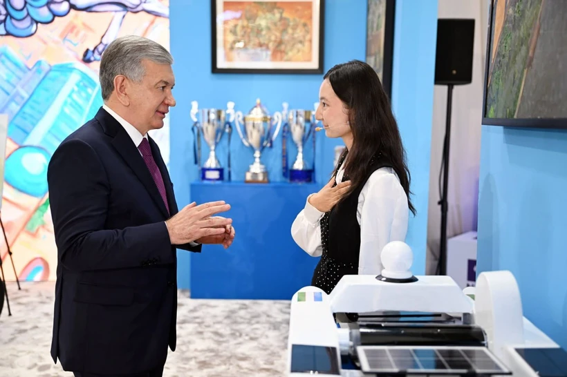 Prezident maxsus koʻrgazmada yoshlar bilan muloqot qildi
