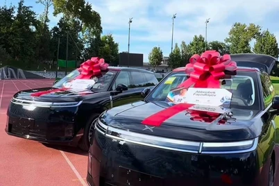 Элдор Шомуродов ва Аббосбек Файзуллаевга автомобил берилди