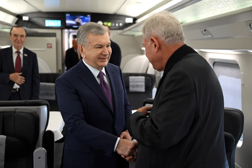 Prezident Shavkat Mirziyoyev elektropoyezdda Bekobodga keldi