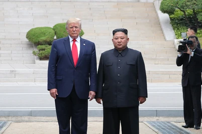 Трамп АҚШ-Жанубий Корея ҳарбий машғулотларини қисқартиришни буюрди