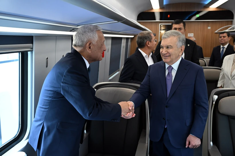 Prezident yangi elektropoyezdda Xiva shahriga bordi