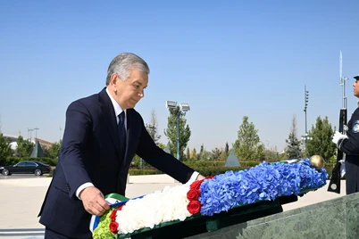 Shavkat Mirziyoyev Mustaqillik monumenti poyiga gulchambar qoʻydi