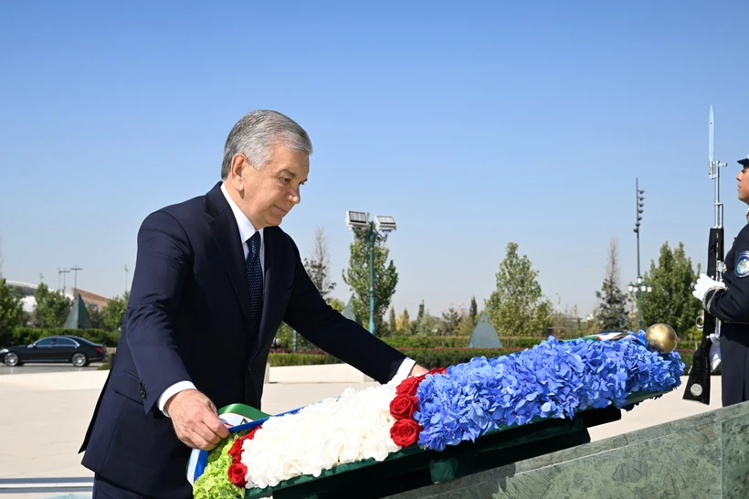 Shavkat Mirziyoyev Mustaqillik monumenti poyiga gulchambar qoʻydi