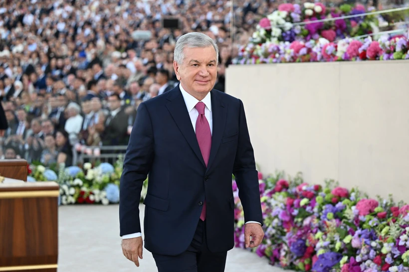 Президент Мустақиллик байрамининг 35 йиллигида нутқ сўзламоқда