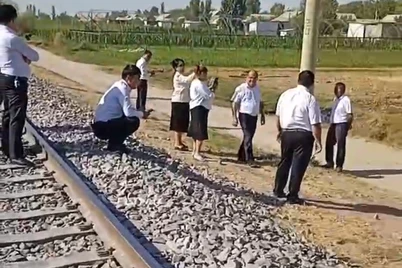 Жарқўрғонда педагоглар ободонлаштириш ишларига жалб этилгани айтилмоқда