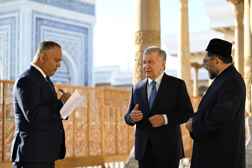 Prezident Samarqandga tashrifni Imom Buxoriy maqbarasi ziyoratidan boshladi