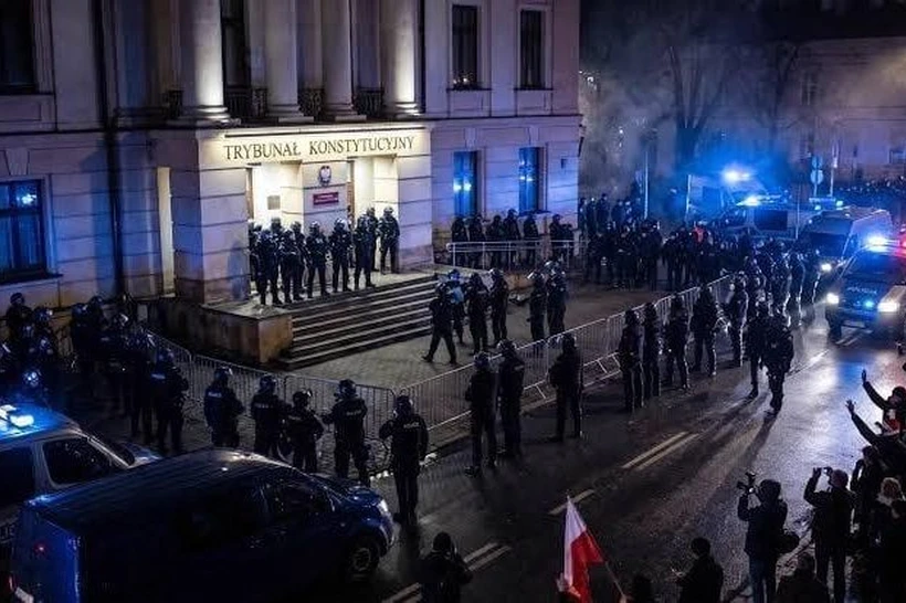 Polshada davlat toʻntarishiga urinish sodir boʻldi