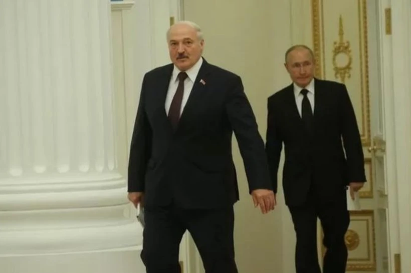 Путин Минскка борди. У Беларус президентини ҳам урушга қўшилишга кўндирмоқчими?