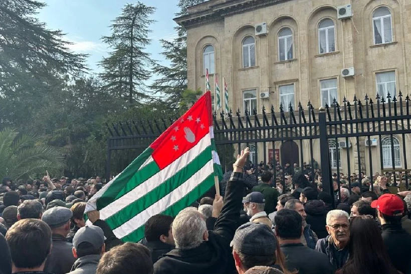 Парламентдан президент қароргоҳигача: Абхазияда йирик намойишлар юз берди