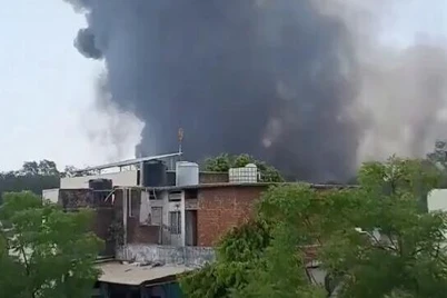 Hindistonda bortida 242 kishi boʻlgan samolyot halokatga uchradi