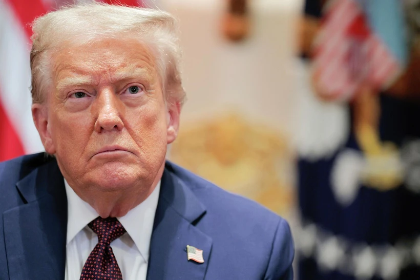 Трамп ҳақида миш-мишлар, туширилган байроқ: АҚШ президенти атрофида нималар бўлмоқда?