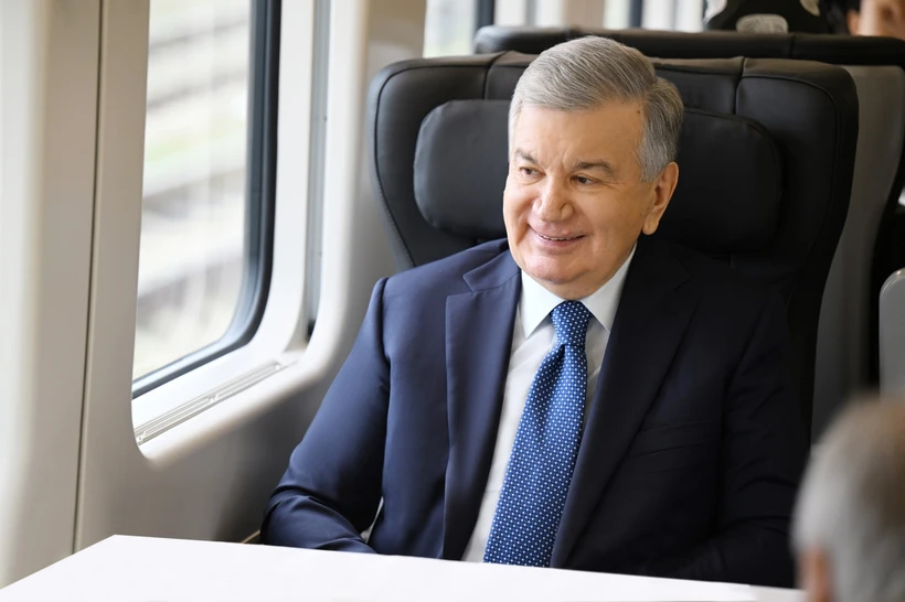 Президент “Hyundai Rotem” юқори тезликда ҳаракатланувчи поездида Нарпайга борди