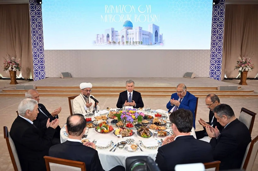 Шавкат Мирзиёев ифторликда қатнашди