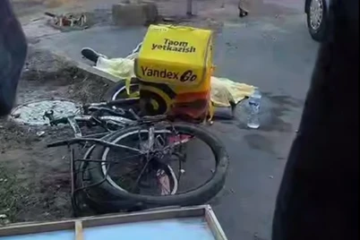 Тошкентда Howo юк машинаси уриб юборган курьер вафот этди