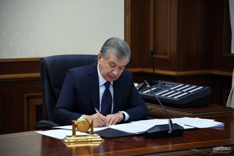 Shavkat Mirziyoyev qirgʻizistonlik sanʼatkorlarni mukofotladi