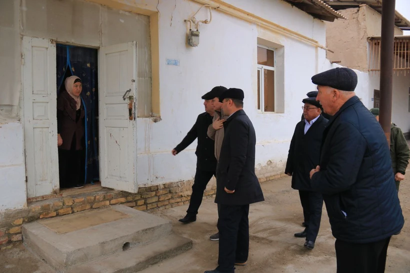 Президент администрацияси ходимлари Хоразмнинг оғир ҳудудларига борди