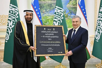 Saudiya vaziri Shavkat Mirziyoyevga muqaddas Kaʼba yopinchigʻi boʻlagini topshirdi