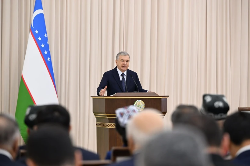 Prezident Andijonda yigʻilish oʻtkazmoqda